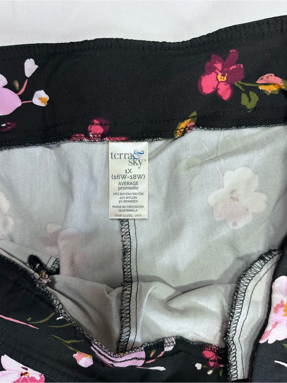 Terra & Sky Black Floral Capri Pants Size 1X - Picture 5 of 6